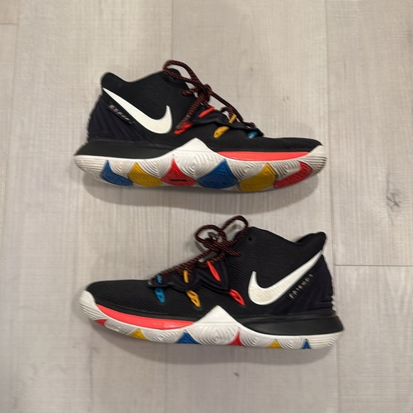 Friends Kyrie 5 - Picture 2 of 7